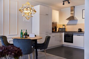 Fridge, microwave, oven, stovetop - R B Apartment Hamburg Comfort - ideal for business travelers and families (Hamburg)