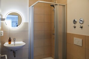 Douche, sèche-cheveux, serviettes fournies, savon