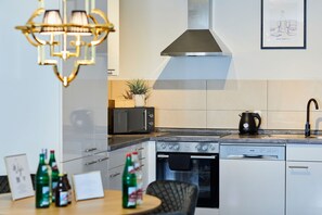 Kühlschrank, Mikrowelle, Ofen, Herdplatte