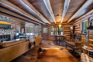 Smart TV, books - Private location, close to town, to play, hunt, or unwind—seclusion without sacrificing convenience (ephraim)