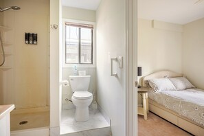 Dusche, Handtücher, Seife, Toilettenpapier