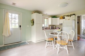Private kitchen - Serene 1-bedroom cottage with AC in charming Thonotosassa (Thonotosassa)