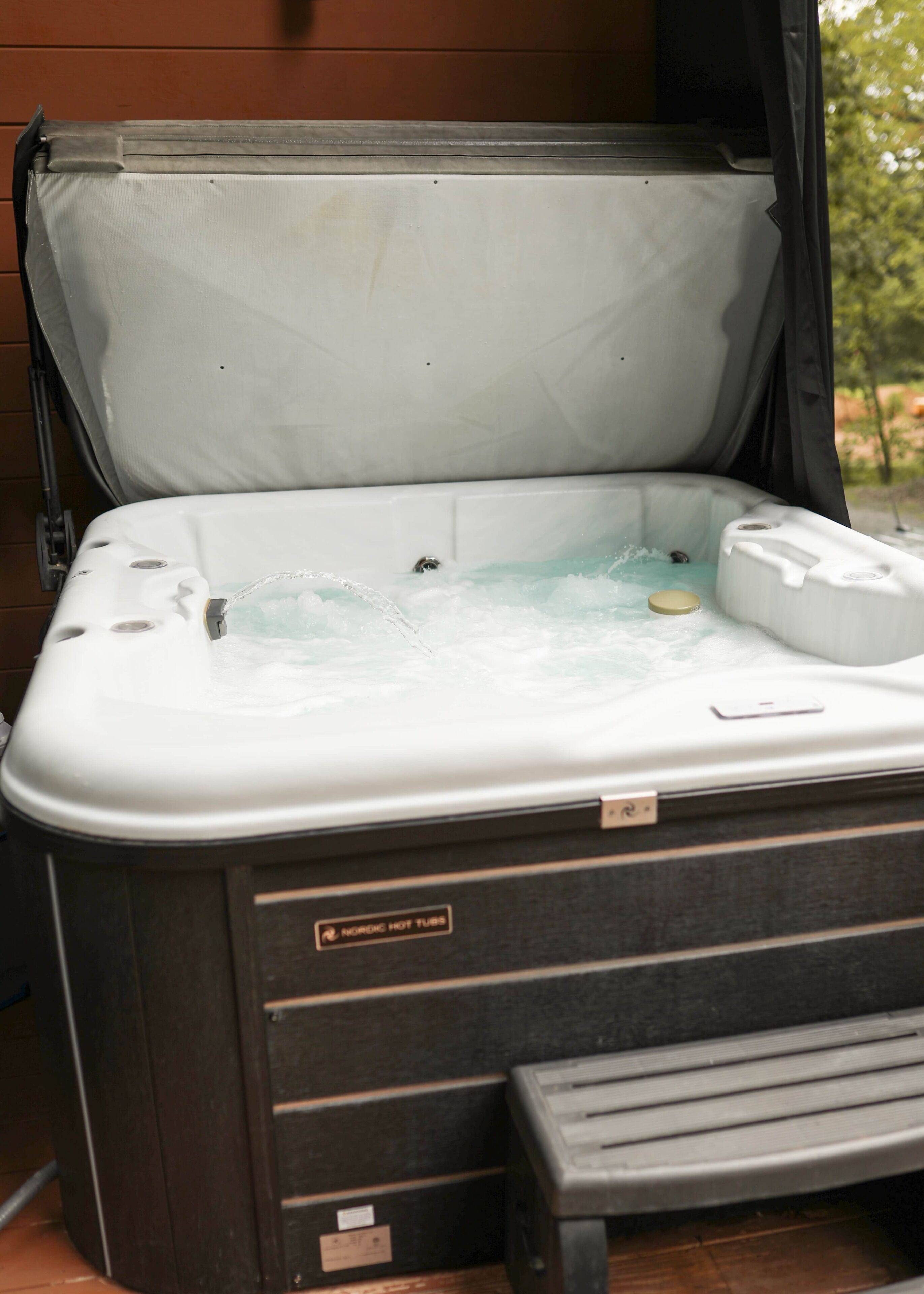 Outdoor spa tub