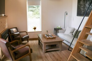 Smart-TV, Kamin, Bücher