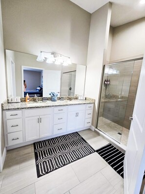 Shower, hair dryer, towels, soap - Spacious 3-bedroom Entire home across the beach in perfect Daytona Beach Shores (Daytona Beach Shores)