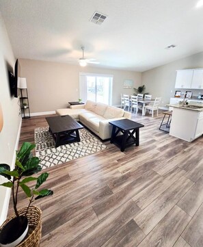 Smart TV - Spacious 3-bedroom Entire home across the beach in perfect Daytona Beach Shores (Daytona Beach Shores)