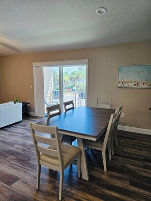 Dining - Spacious 3-bedroom Entire home across the beach in perfect Daytona Beach Shores (Daytona Beach Shores)