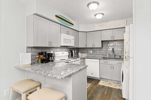 Fridge, microwave, oven, stovetop - Treasure’s Cove at Seaway | Steps to the Beach (Ocean City)
