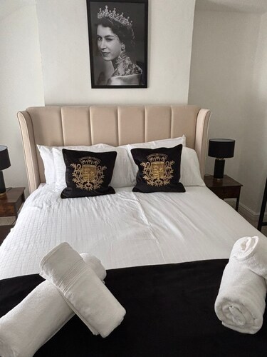 DERBYSHIRE TWO BEDROOM  COUNTRY COTTAGE, DESIRABLE VILLAGE CLOSE TO THE PEAKS