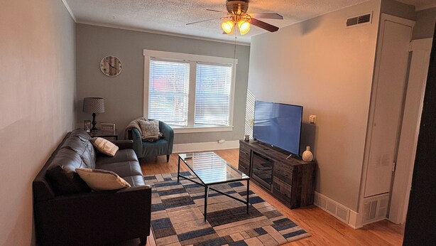 TV - Experience Sherman Hill from the Olive 3, 1 bed apartment in downtown Des Moines (Des Moines)