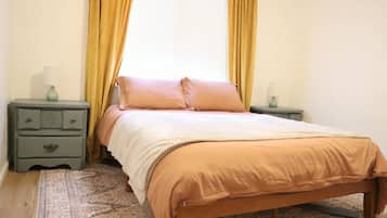 4 bedrooms, iron/ironing board, WiFi, bed sheets