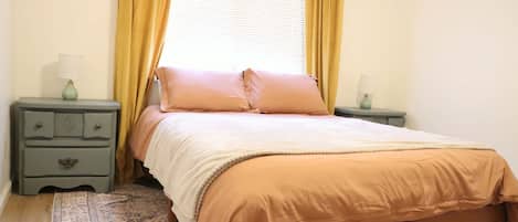 4 bedrooms, iron/ironing board, WiFi, bed sheets