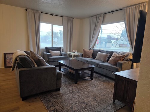 Spacious 4-bedroom house in Omak- AC ,gym, large parking