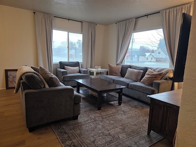 Spacious 4-bedroom house in Omak- AC ,gym, large parking