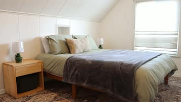 4 bedrooms, iron/ironing board, WiFi, bed sheets