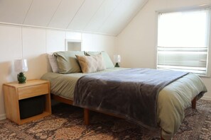 4 bedrooms, iron/ironing board, WiFi, bed sheets