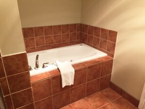 Classic Apartment, Courtyard View | Bathroom - Tumbler ridge hotel and suite (Tumbler Ridge)