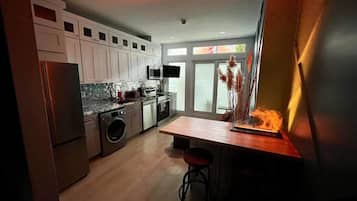 Jääkaappi, mikroaaltouuni, uuni, liesi