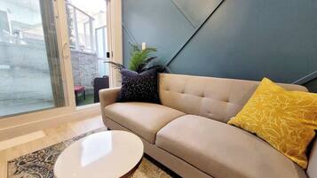 Televisio, takka, videopelejä, työhuone