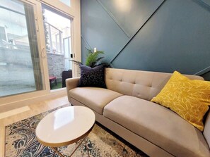 Televisio, takka, videopelejä, työhuone