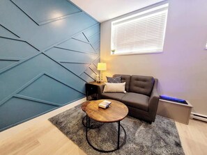 Televisio, takka, videopelejä, työhuone