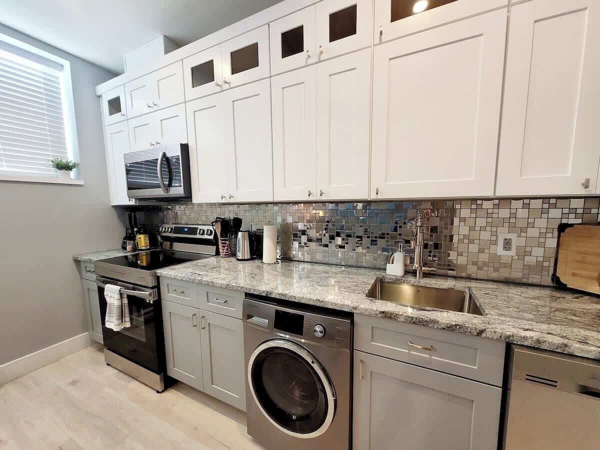 Kylskåp, mikrovågsugn, ugn och spishäll