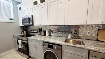 KylskÄp, mikrovÄgsugn, ugn och spishÀll