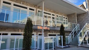 Un bâtiment moderne doté d’une façade en verre, une enseigne indiquant « The Desert Building », et un escalier menant à un étage supérieur.