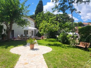 Property grounds - Maison Fruitier with pool at only 10 meters from the beach in Sainte-Maxime (Sainte-Maxime)