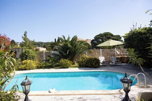 Outdoor pool - Maison Fruitier with pool at only 10 meters from the beach in Sainte-Maxime (Sainte-Maxime)