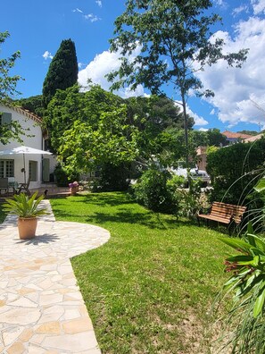 Property grounds - Maison Fruitier with pool at only 10 meters from the beach in Sainte-Maxime (Sainte-Maxime)