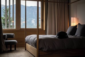 Tabla de planchar con plancha, wifi y ropa de cama 