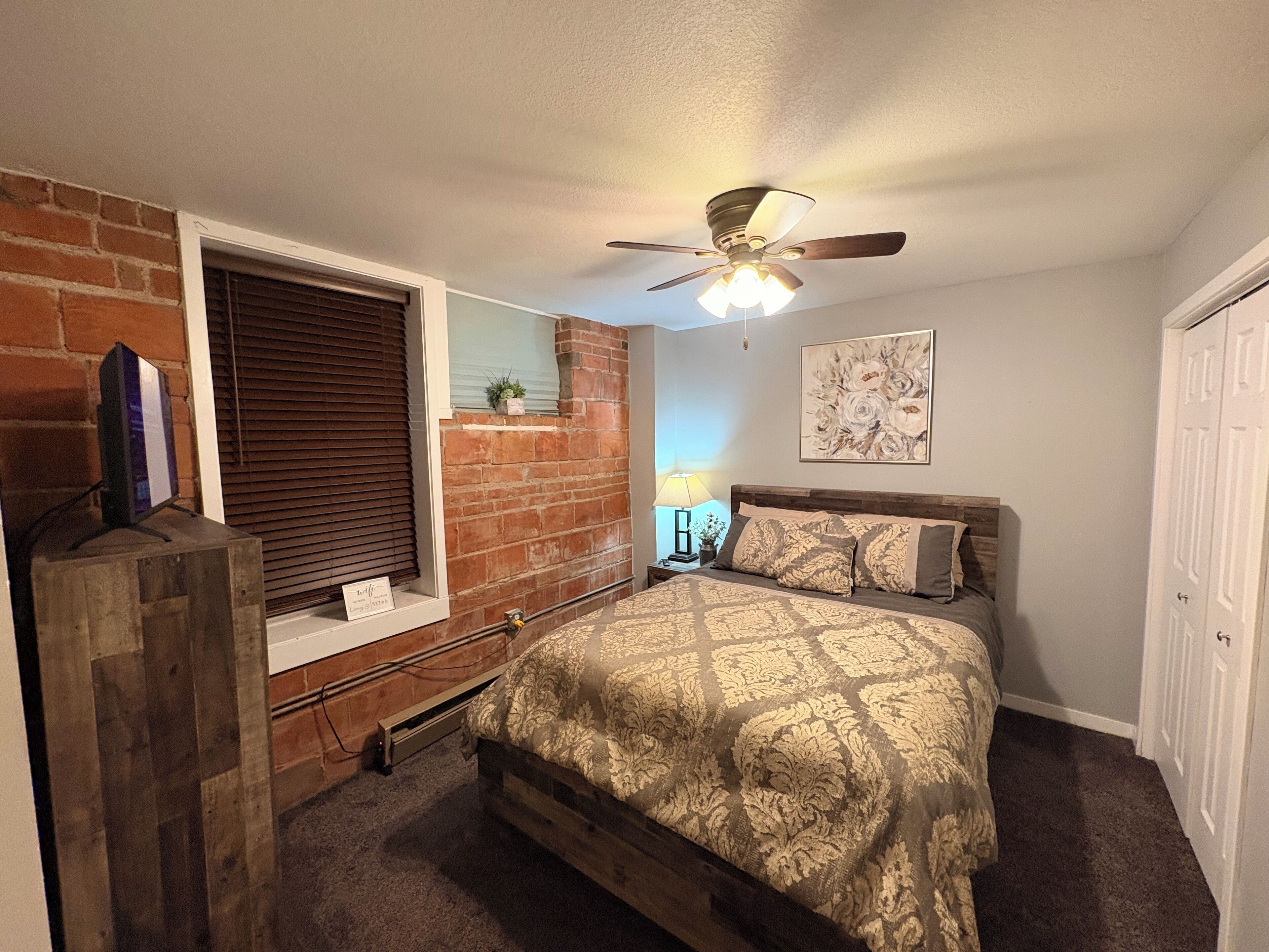 1 habitación, tabla de planchar con plancha, internet y ropa de cama 