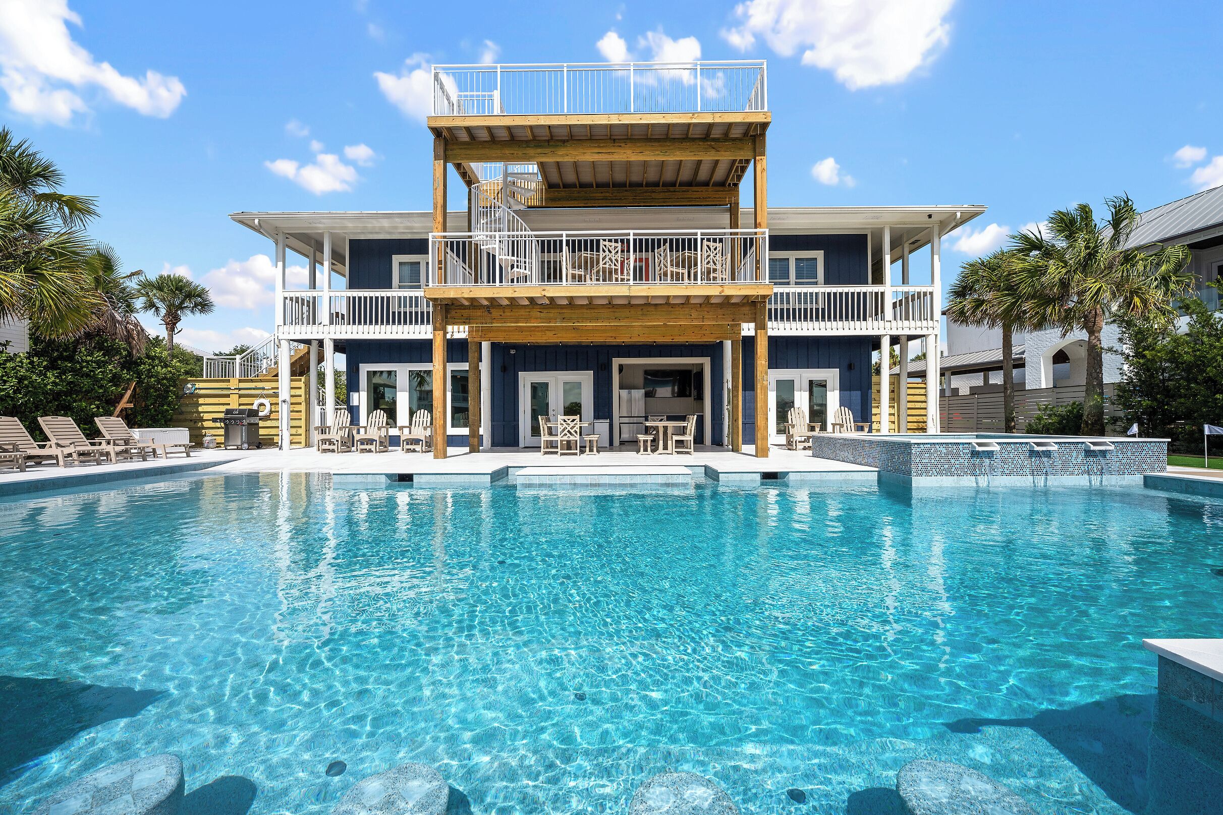 Un bâtiment à deux étages avec une piscine à l’avant.