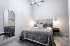 2 bedrooms, desk, free WiFi, bed sheets - Hollyhock Suite 403: 2 bed/1 bath (Louisville)