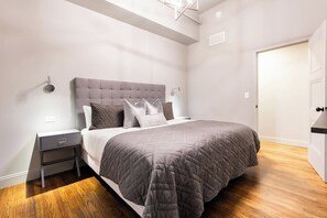2 bedrooms, desk, free WiFi, bed sheets - Hollyhock Suite 403: 2 bed/1 bath (Louisville)