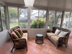Living area - Renovated -2BD/2BR house- close to Mayo & TPC Sawgrass Golf (Sawgrass)