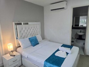 Classic Room, City View | Iron/ironing board, free WiFi - HABITACION CASA BELLAMARE 9 (Cartagena de Indias)