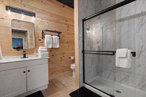 Shower, hair dryer, towels, soap - Bear Claw Lodge, 4-BR, Private 3-Level Retreat With Theater, Pool Table & Views (Blue Ridge)