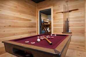 Games room - Bear Claw Lodge, 4-BR, Private 3-Level Retreat With Theater, Pool Table & Views (Blue Ridge)