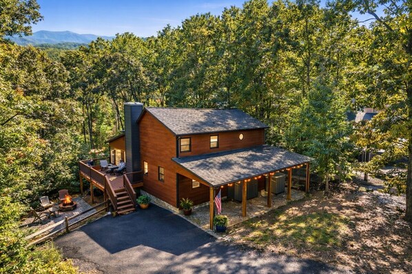 Exterior - Bear Claw Lodge, 4-BR, Private 3-Level Retreat With Theater, Pool Table & Views (Blue Ridge)