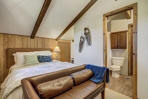 3 bedrooms, desk, travel cot, free WiFi - Mountain Chalet with Lake View & Fire Pit (Florissant)