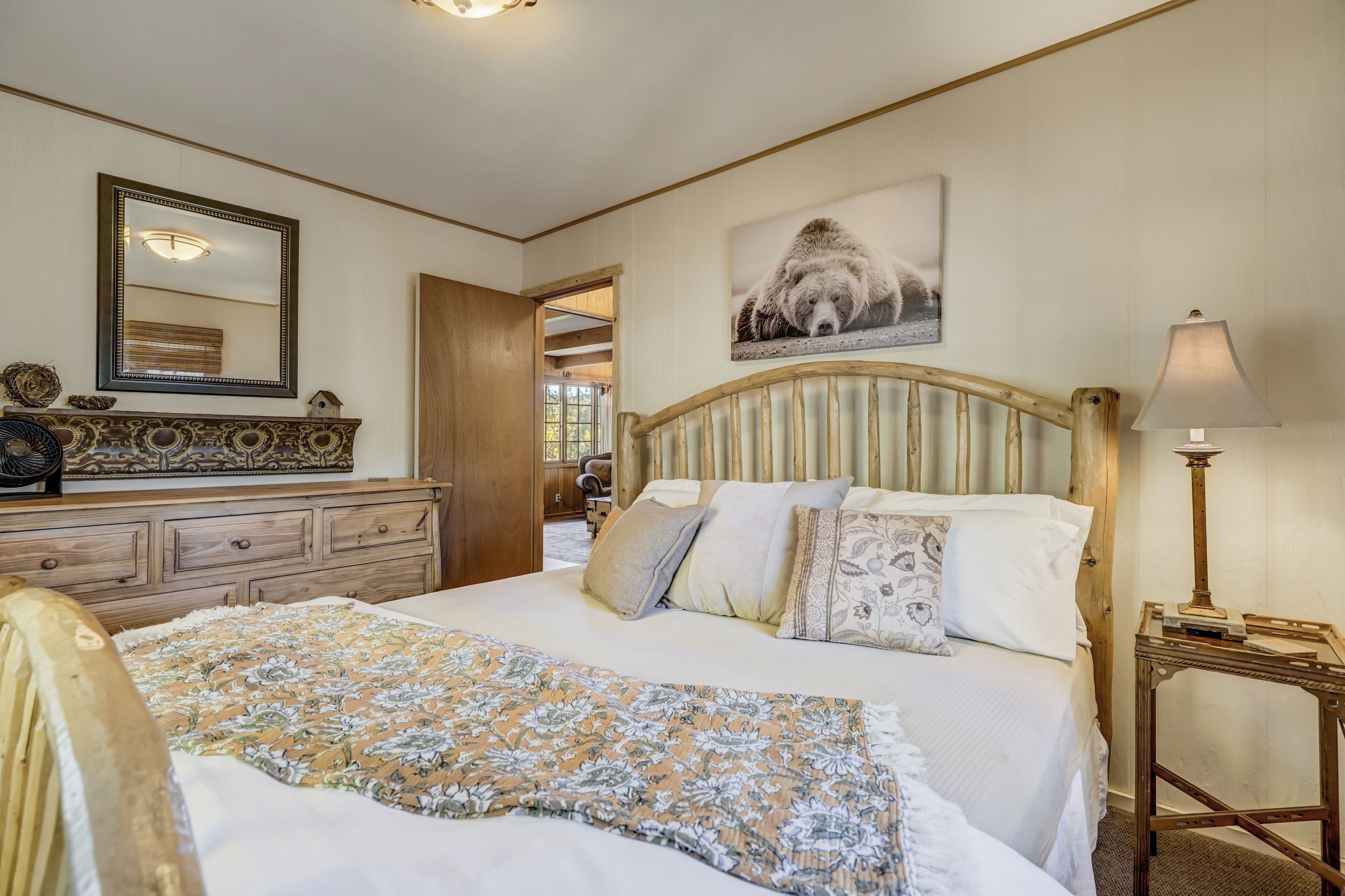 3 bedrooms, desk, travel cot, free WiFi