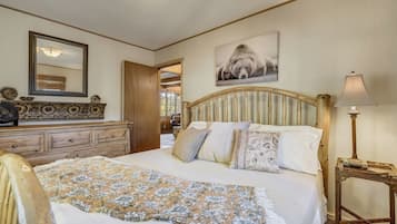 3 bedrooms, desk, travel cot, free WiFi