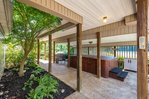 Terrace/patio - Hiwassee Hideaway: Private Riverfront & Golfing (Decatur)