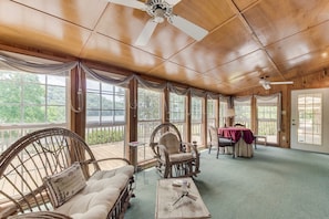 Living area - Hiwassee Hideaway: Private Riverfront & Golfing (Decatur)