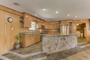Private kitchen - Hiwassee Hideaway: Private Riverfront & Golfing (Decatur)