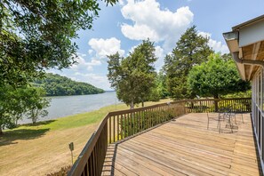 A wooden deck with a view of a lake and trees. - Hiwassee Hideaway: Private Riverfront & Golfing (Decatur)