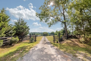 Property grounds - Hiwassee Hideaway: Private Riverfront & Golfing (Decatur)