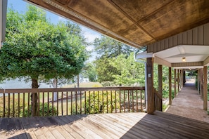 Terrace/patio - Hiwassee Hideaway: Private Riverfront & Golfing (Decatur)